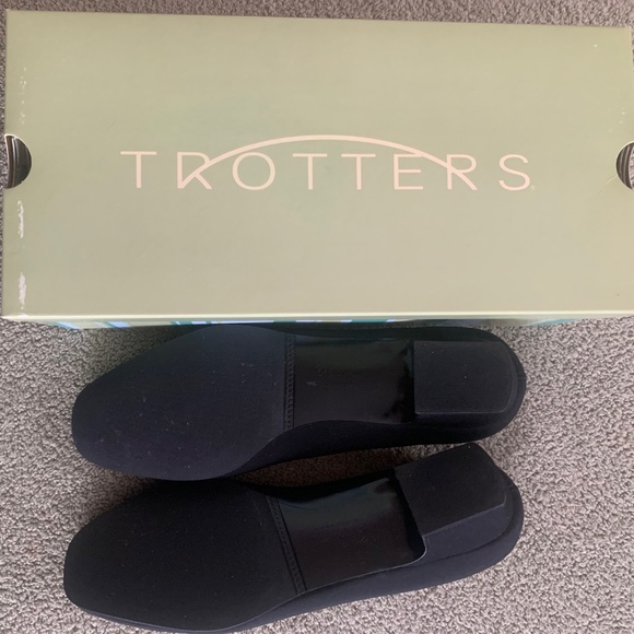 Trotters Doris Black Micro Slip On 1 1/4” Heel Shoes Womens Size 8M in Box MINT! - Picture 8 of 9